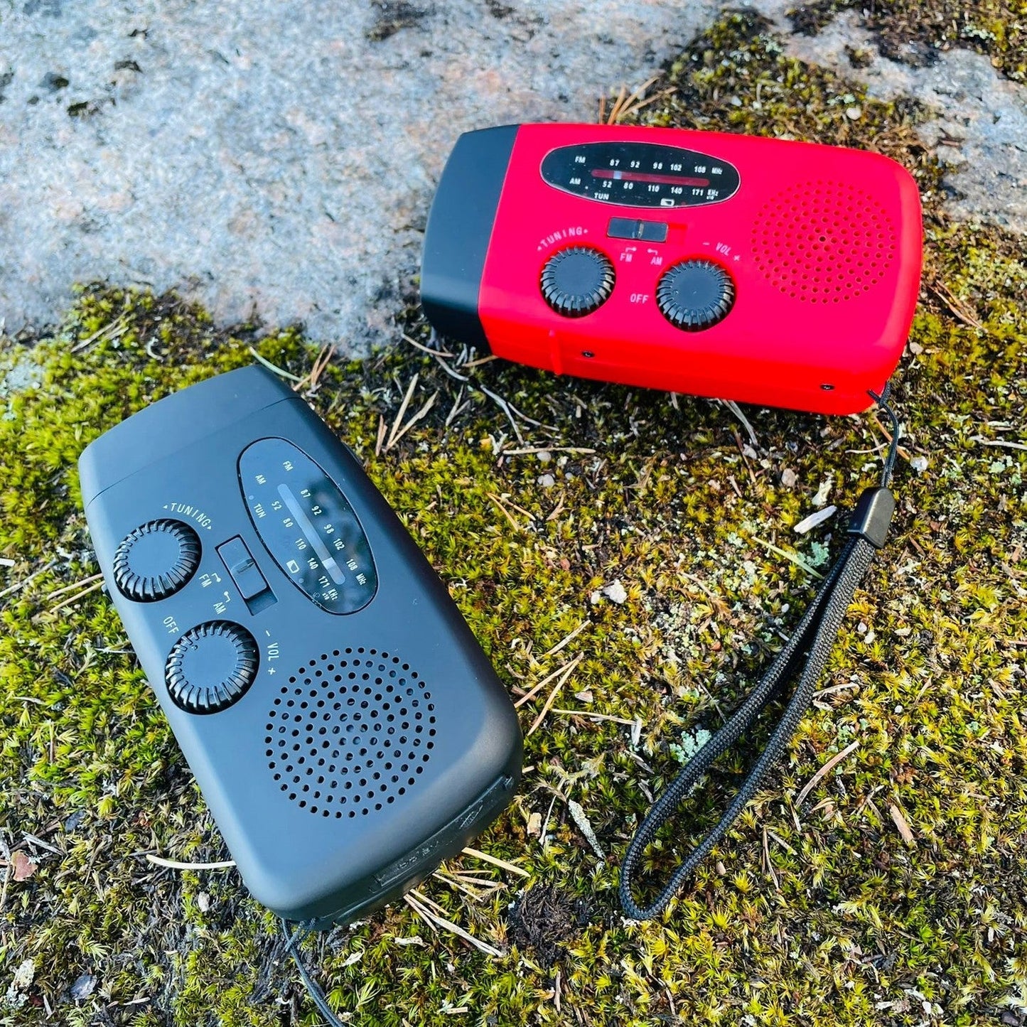 Köp Tryggt Nödradio 3-i-1 med 2000 mAh powerbank, ficklampa och inbyggda solceller