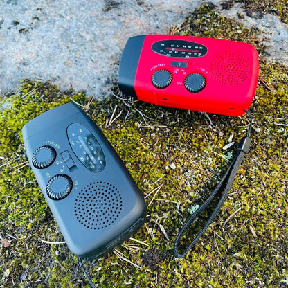 Köp Tryggt Nödradio 3-i-1 med 2000 mAh powerbank, ficklampa och inbyggda solceller