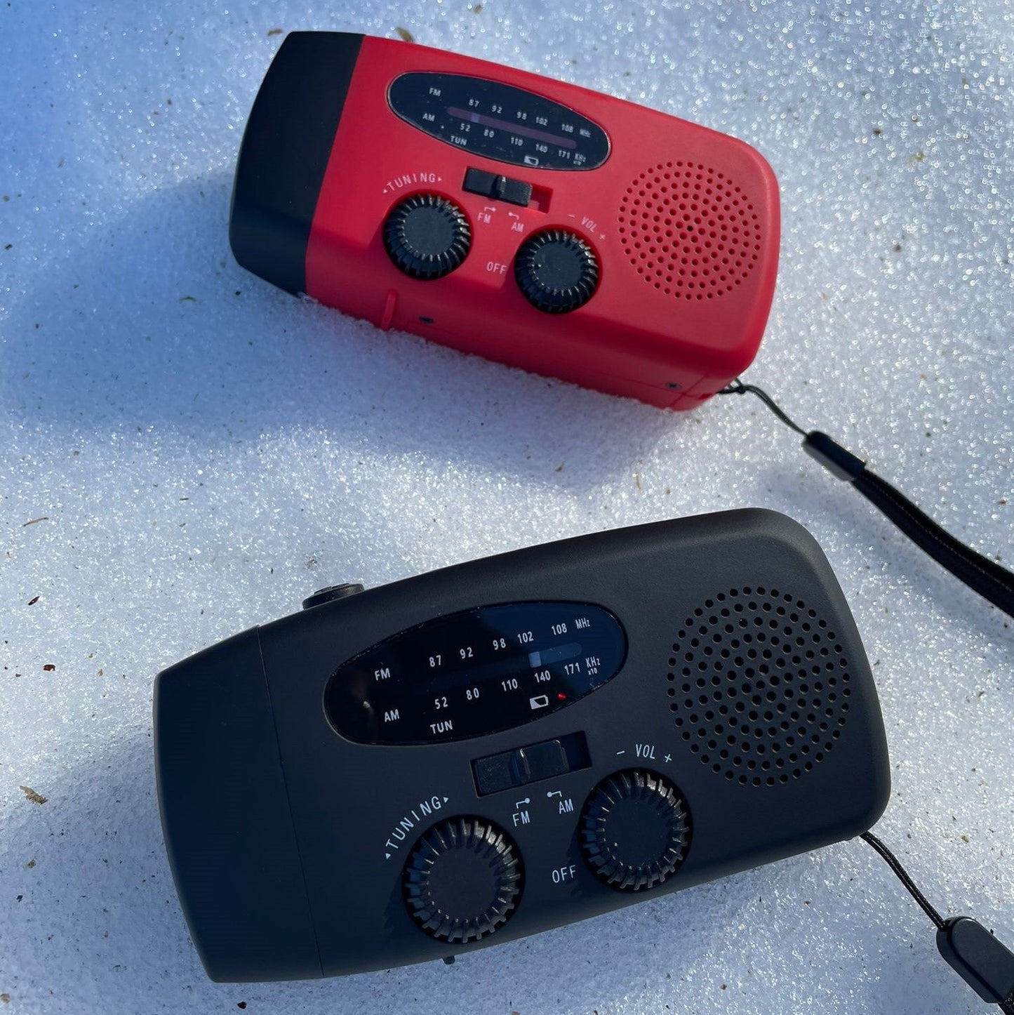 Köp Tryggt Nödradio 3-i-1 med 2000 mAh powerbank, ficklampa och inbyggda solceller