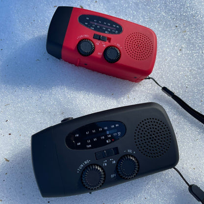 Köp Tryggt Nödradio 3-i-1 med 2000 mAh powerbank, ficklampa och inbyggda solceller